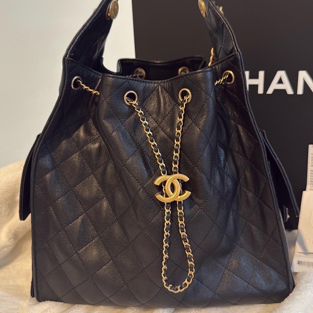 CHANEL 25 Hobo medium with pouch.